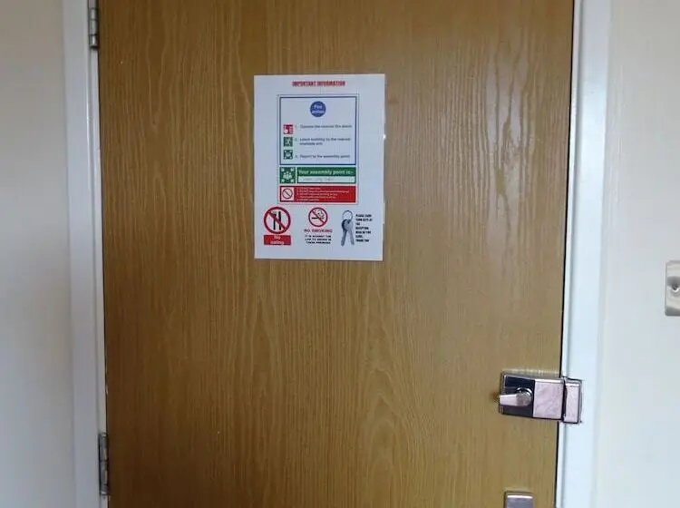 ファミリールーム, The Gatwick White House