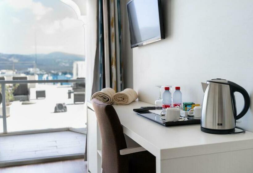 اتاق استاندارد با تراس و چشم‌انداز دریا, Seramar Hotel Comodoro Playa