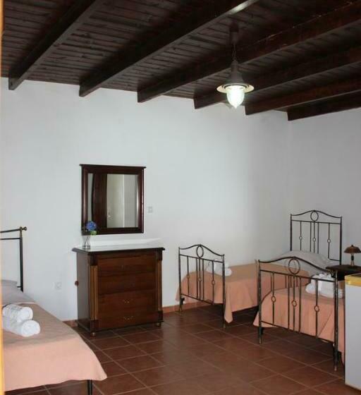 غرفة عائلية مطلّة علي البحر, Lalloudes Seaside Accommodation