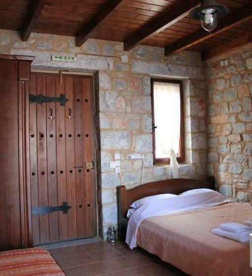 غرفة قياسية ثلاثية, Lalloudes Seaside Accommodation