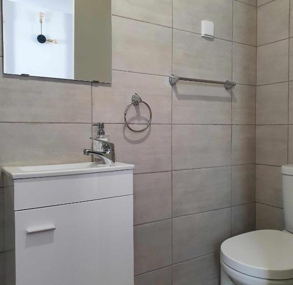 اتاق استاندارد سه نفره, Baron Faro Guest House