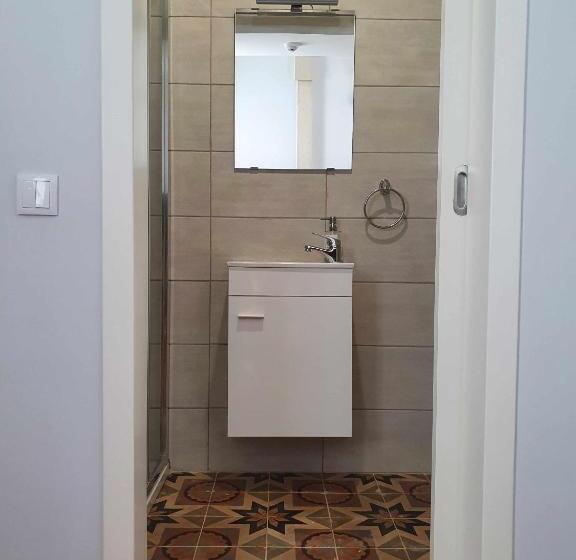 اتاق استاندارد سه نفره, Baron Faro Guest House