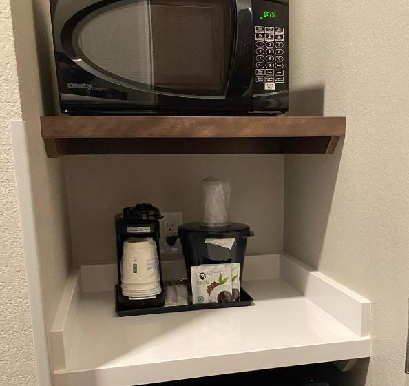 キングサイズベッドのスタンダードルーム, La Quinta Inn & Suites By Wyndham Wisconsin Dells Lake Delton