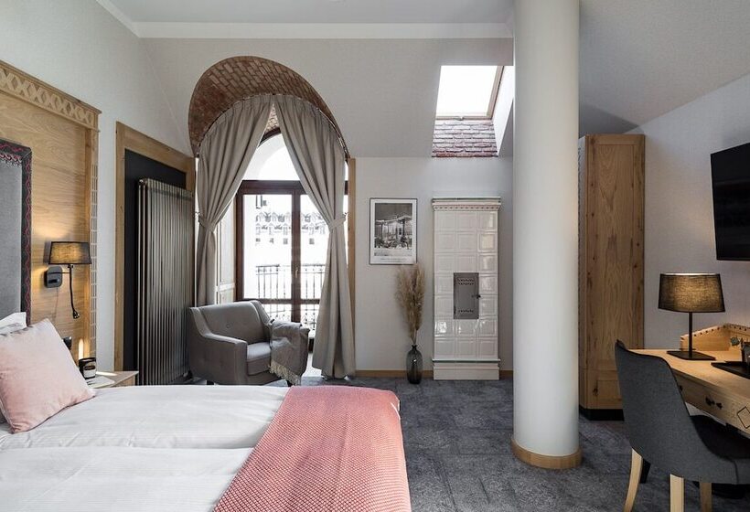 Полулюкс, Aparthotel Cristina