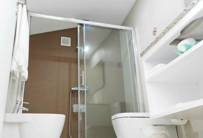 اتاق لوکس با بالکن و چشمانداز دریا, Garoupas Inn