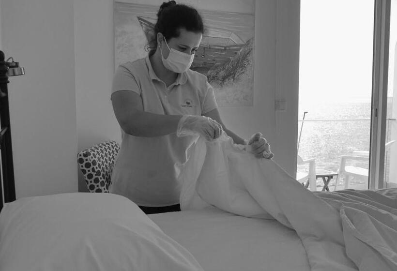 اتاق لوکس با بالکن و چشمانداز دریا, Garoupas Inn