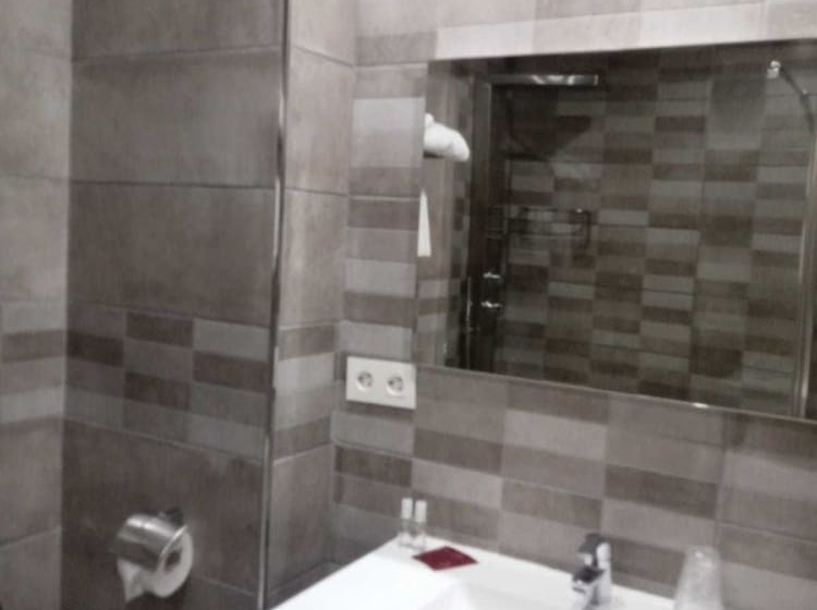 חדר סטנדרט לשלושה, Hostal Montreal