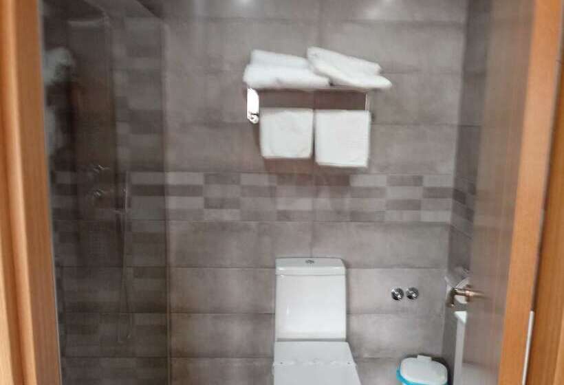 스탠다드 트리플 룸, Hostal Montreal