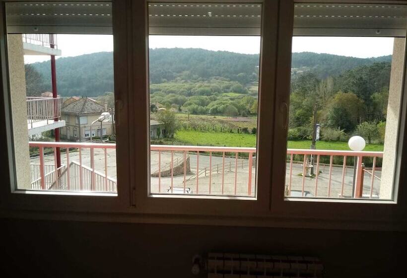 חדר סטנדרט לשלושה, Hostal Montreal