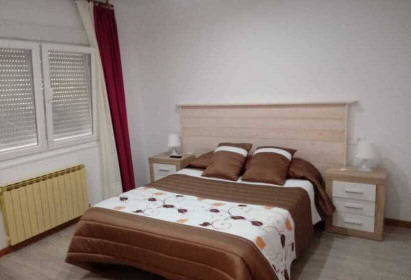 חדר סטנדרט לשלושה, Hostal Montreal