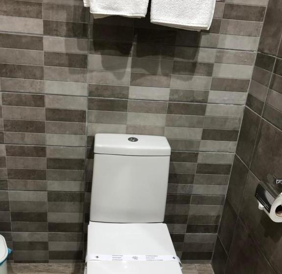 חדר סטנדרט לשלושה, Hostal Montreal