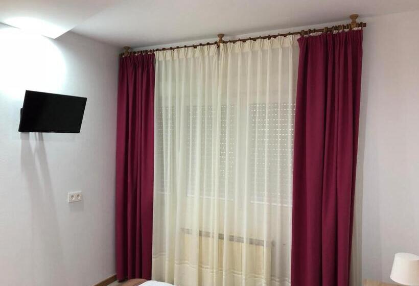 חדר סטנדרט לשלושה, Hostal Montreal