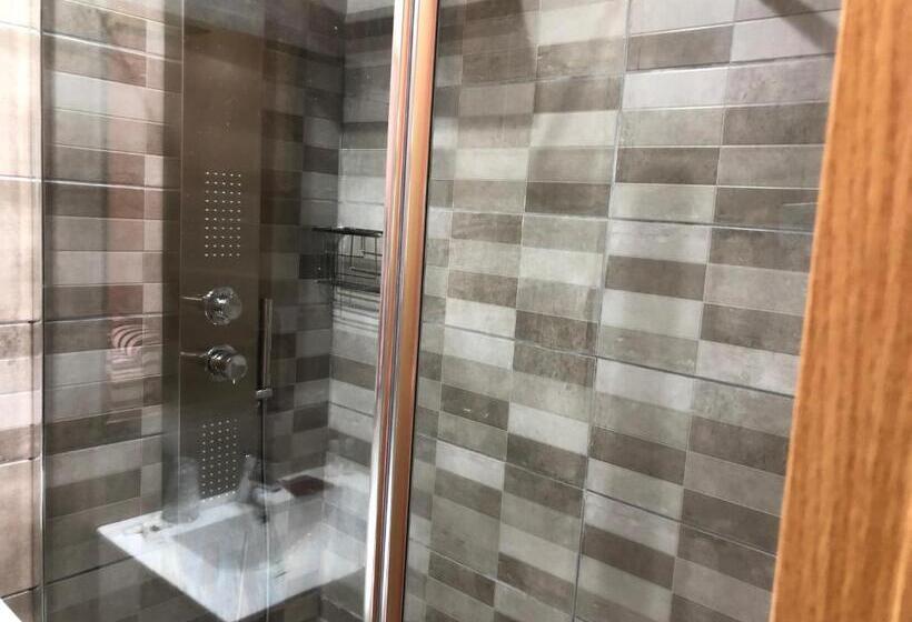 חדר סטנדרט לשלושה, Hostal Montreal