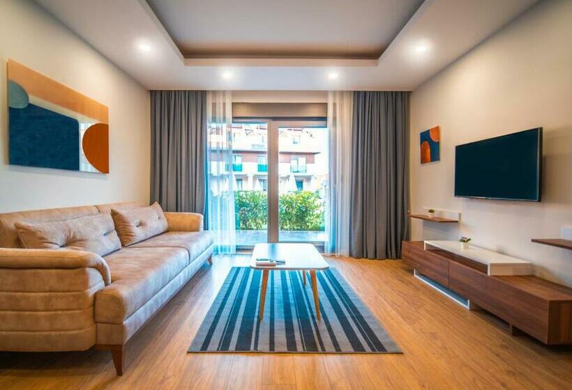 سوییت با چشمانداز استخر, Veranda Suites