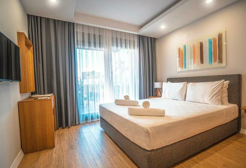 سوییت با چشمانداز استخر, Veranda Suites