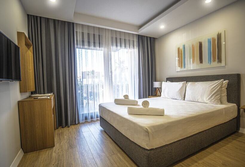 سوییت با چشمانداز استخر, Veranda Suites