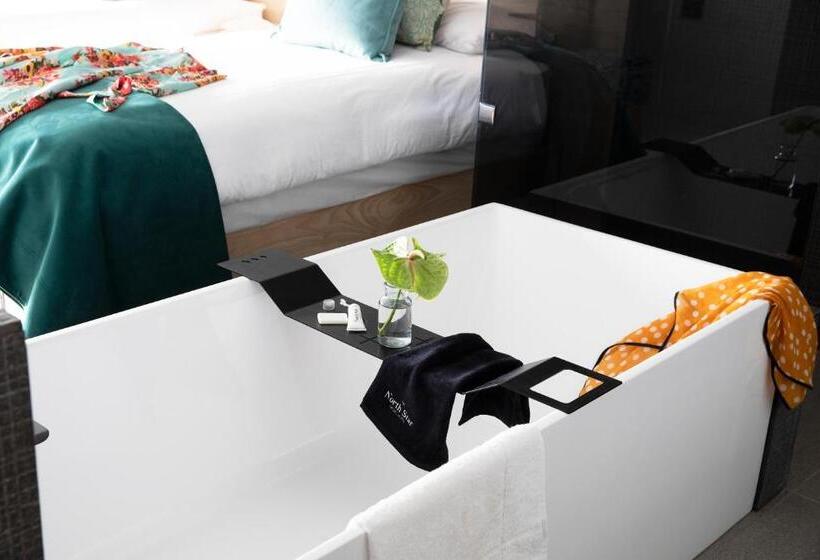 غرفة قياسية مطلّة علي البحر مزوَّدة بشُرفة, North Star Micro