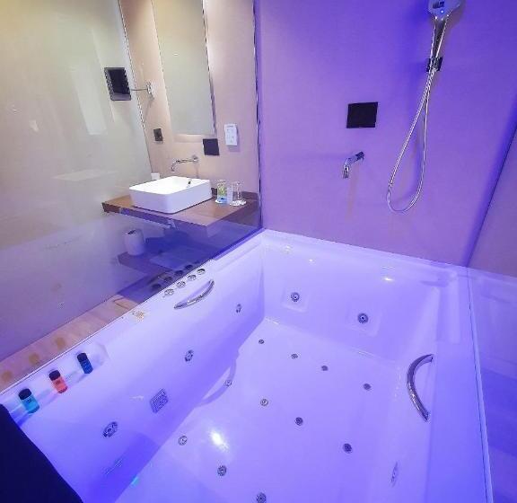 جناح جونيور مزوَّد بجاكوزي, Mb Boutique Hotel   Adults Recommended