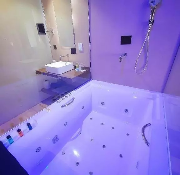سوئیت جونیور با ماساژ آبی, Mb Boutique Hotel   Adults Recommended