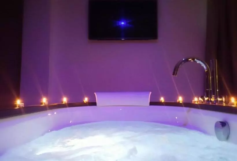 اتاق سوپریور با وان آب گرم, Mb Boutique Hotel   Adults Recommended