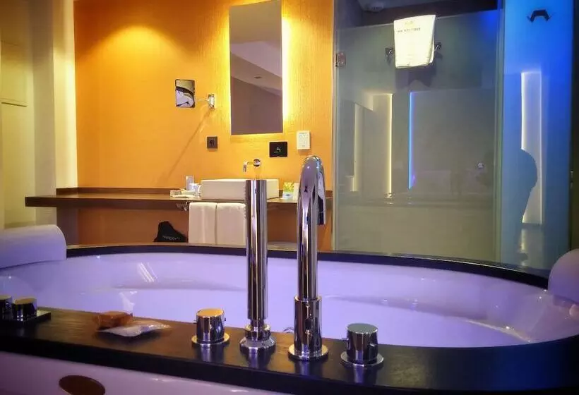 اتاق سوپریور با وان آب گرم, Mb Boutique Hotel   Adults Recommended