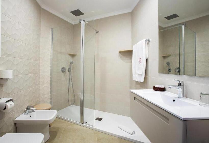 标准三人间, Rosa