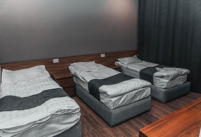 اتاق خانوادگی, жомарт