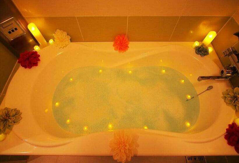 带大床的标准间, Gig