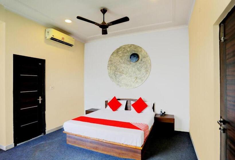 Triple Classic Room, Oyo 29308 Virasat Shaheed Path Inn