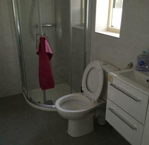 חדר סטנדרט לשלושה, The Foxes Covert