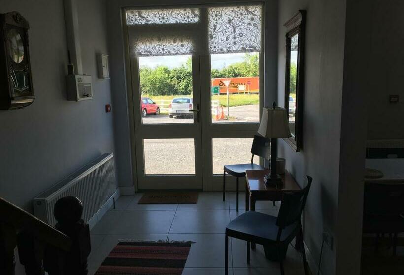 חדר סטנדרט לשלושה, The Foxes Covert