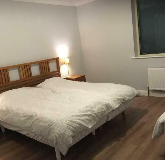 חדר סטנדרט לשלושה, The Foxes Covert