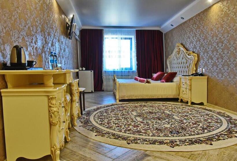 استودیوی سوپریور, Banqueting & Guest House поместье