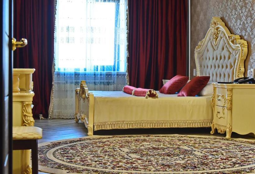 استودیوی سوپریور, Banqueting & Guest House поместье