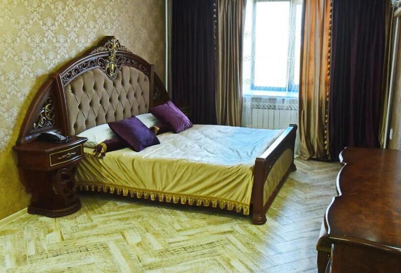 استودیوی سوپریور, Banqueting & Guest House поместье