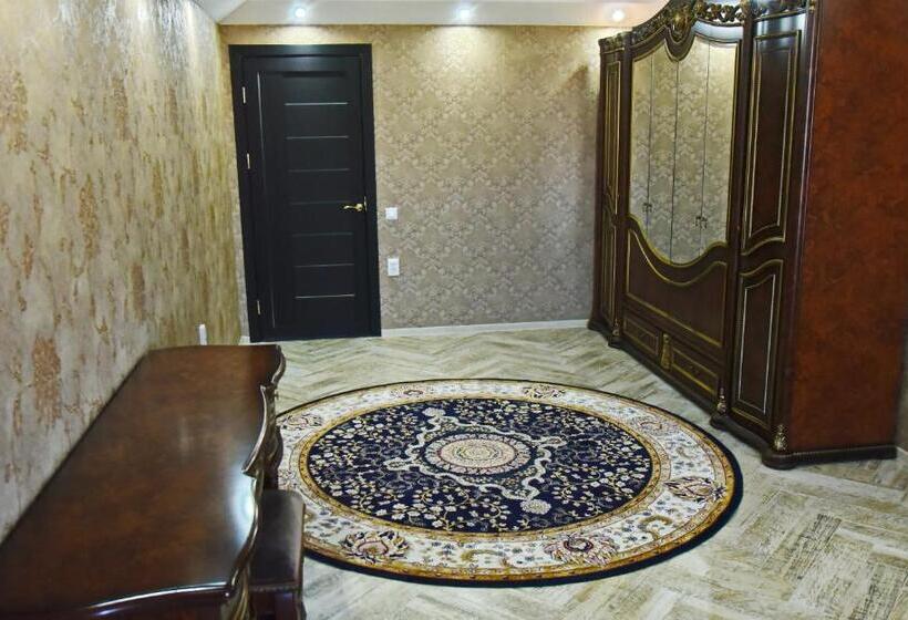 استودیوی سوپریور, Banqueting & Guest House поместье