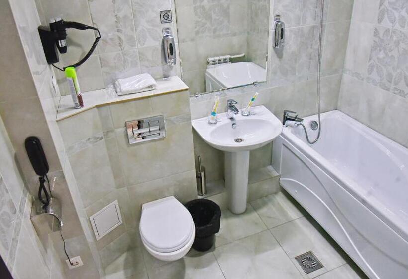 استودیوی سوپریور, Banqueting & Guest House поместье