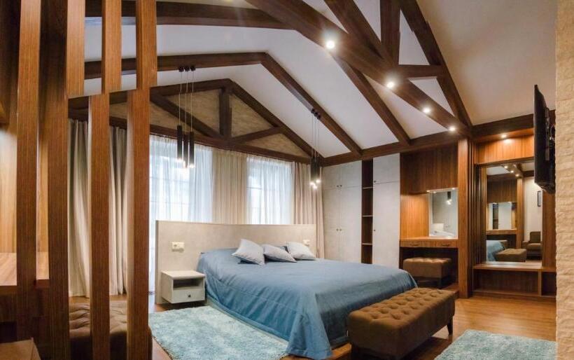 سوئیت با بالکن, Petrani Nivki