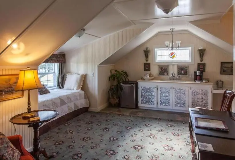 庭の見えるスタンダードトリプルルーム, Rose Hill Retreat Aaa Four Diamond Inn