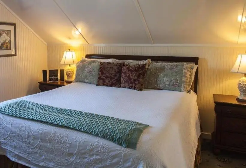 庭の見えるスタンダードトリプルルーム, Rose Hill Retreat Aaa Four Diamond Inn