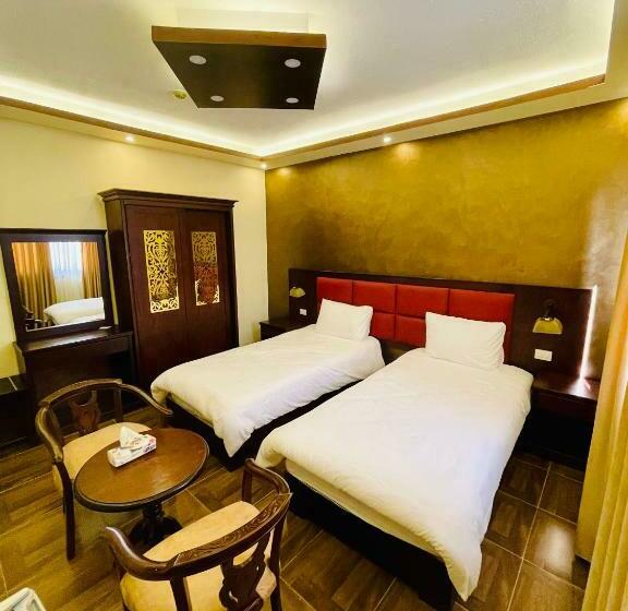 اتاق لوکس, Esperanza Petra