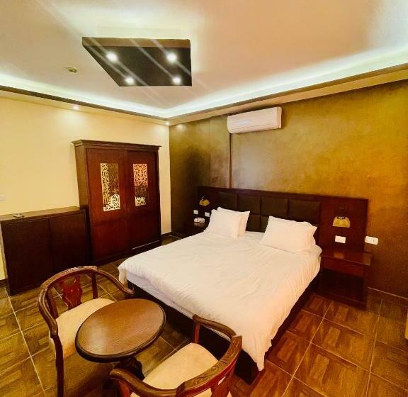 اتاق لوکس, Esperanza Petra