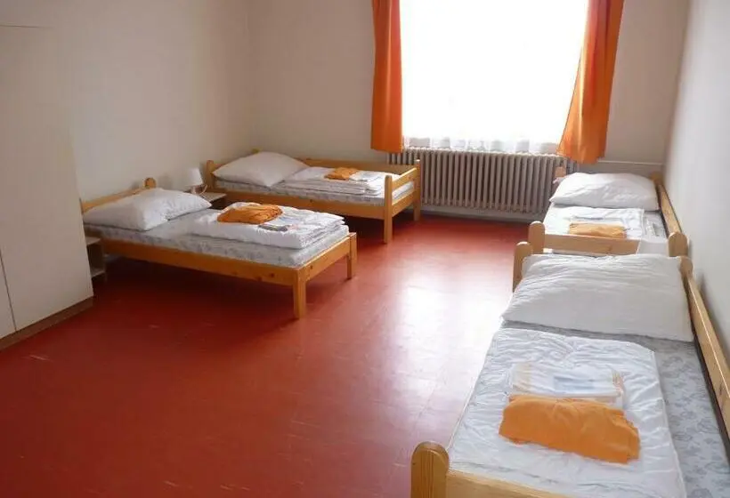 اتاق استاندارد چهارنفره با سرویس بهداشتی مشترک, Hostel Bernarda Bolzana