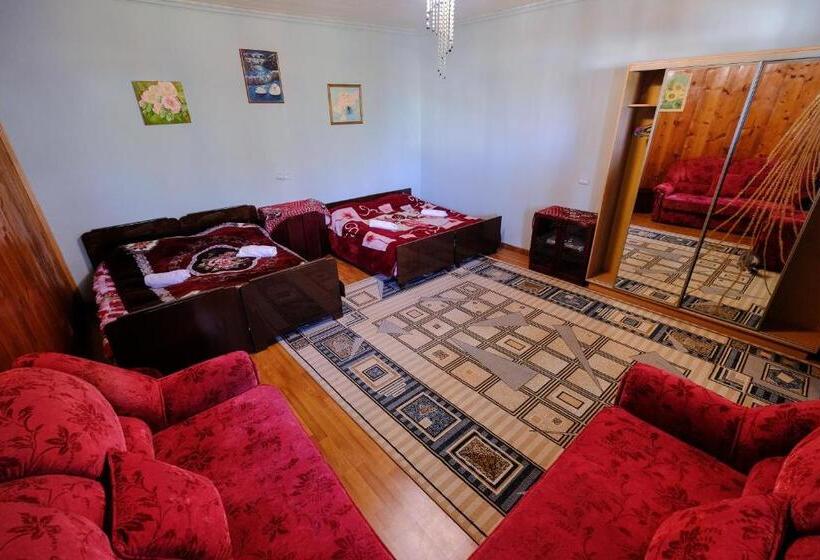 اتاق استاندارد چهار تخته, Laila Guest House