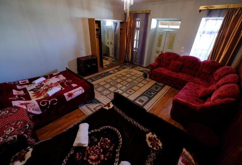 اتاق استاندارد چهار تخته, Laila Guest House