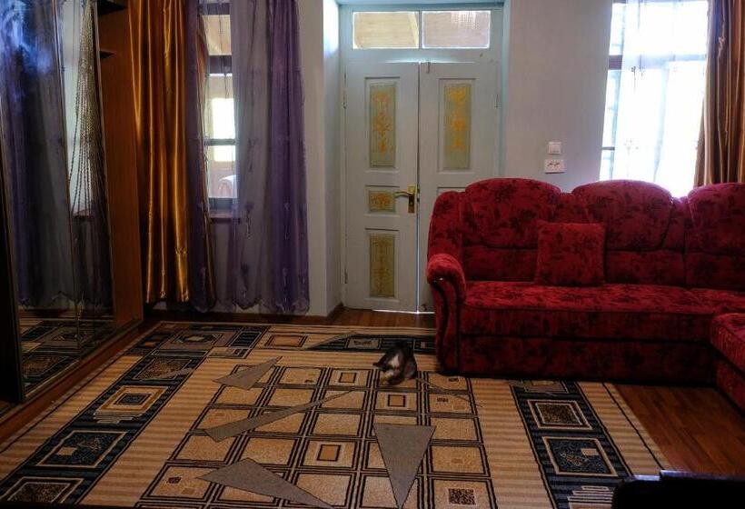 اتاق استاندارد چهار تخته, Laila Guest House