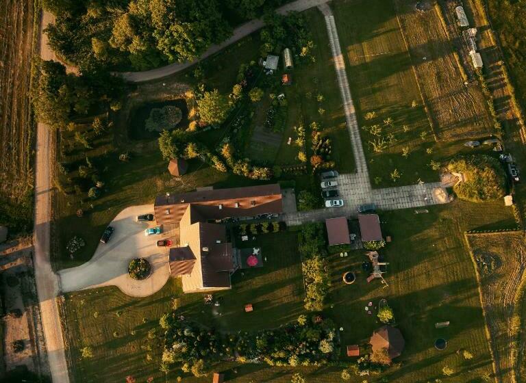 اتاق لوکس خانوادگی, Viesu Nams Kāpsargi