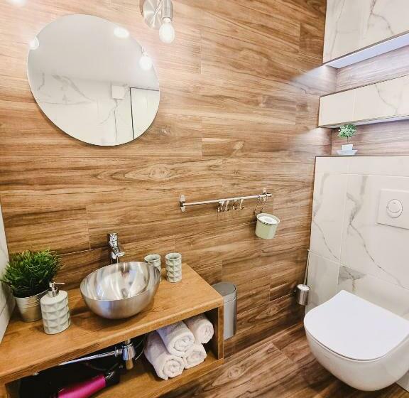 اتاق لوکس خانوادگی, Viesu Nams Kāpsargi