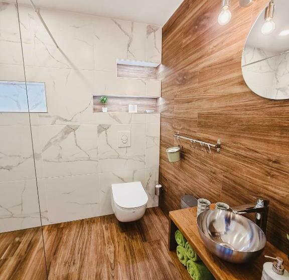 اتاق خانوادگی, Viesu Nams Kāpsargi