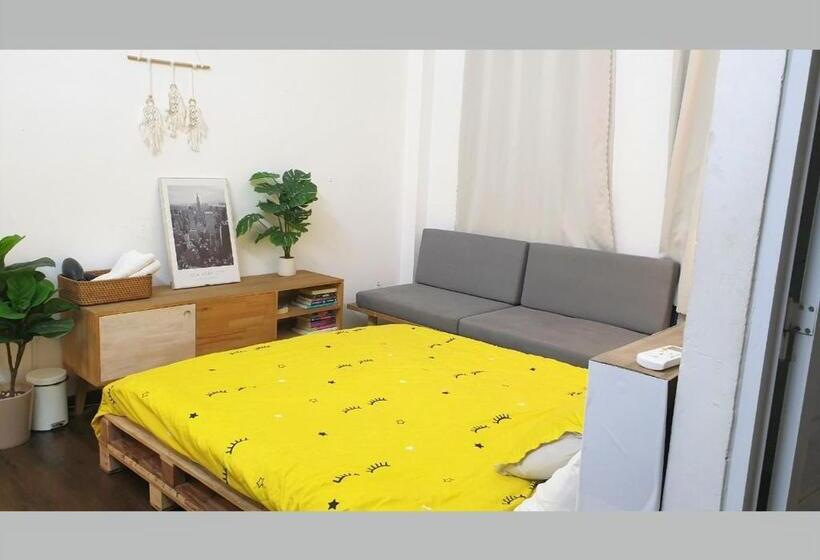 اتاق لوکس, The Nineties Hostel